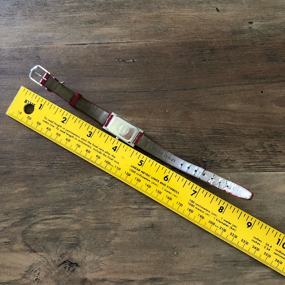 Guess Tank Style Watch W/Silver Tone Face & Red Croc Like Band - Picture 4 of 8